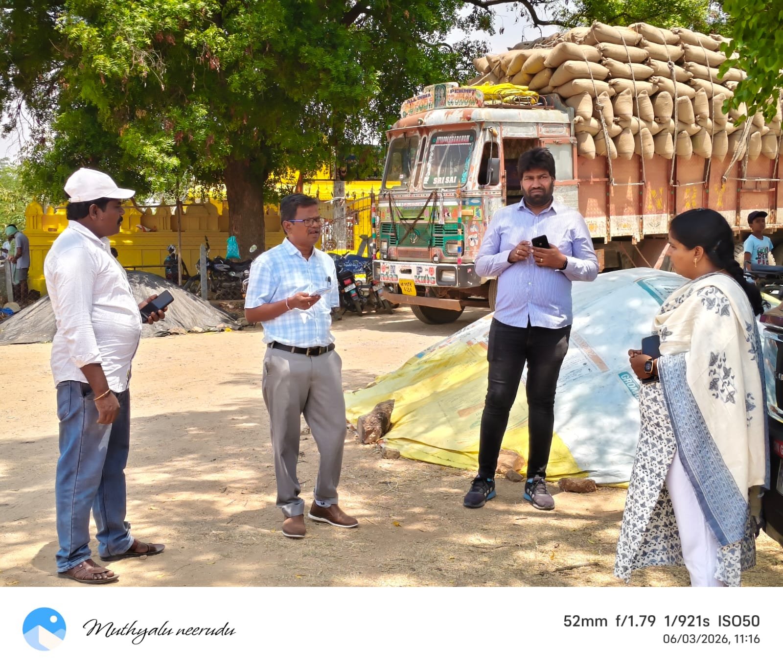 ఎక్కువ ధాన్యం నిల్వ లు ఉన్న కేంద్రాల మీద ప్రత్యేక దృష్టి 